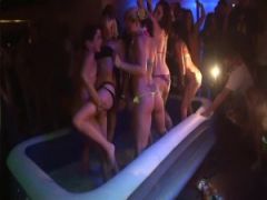 Ärsche wackeln im Pool